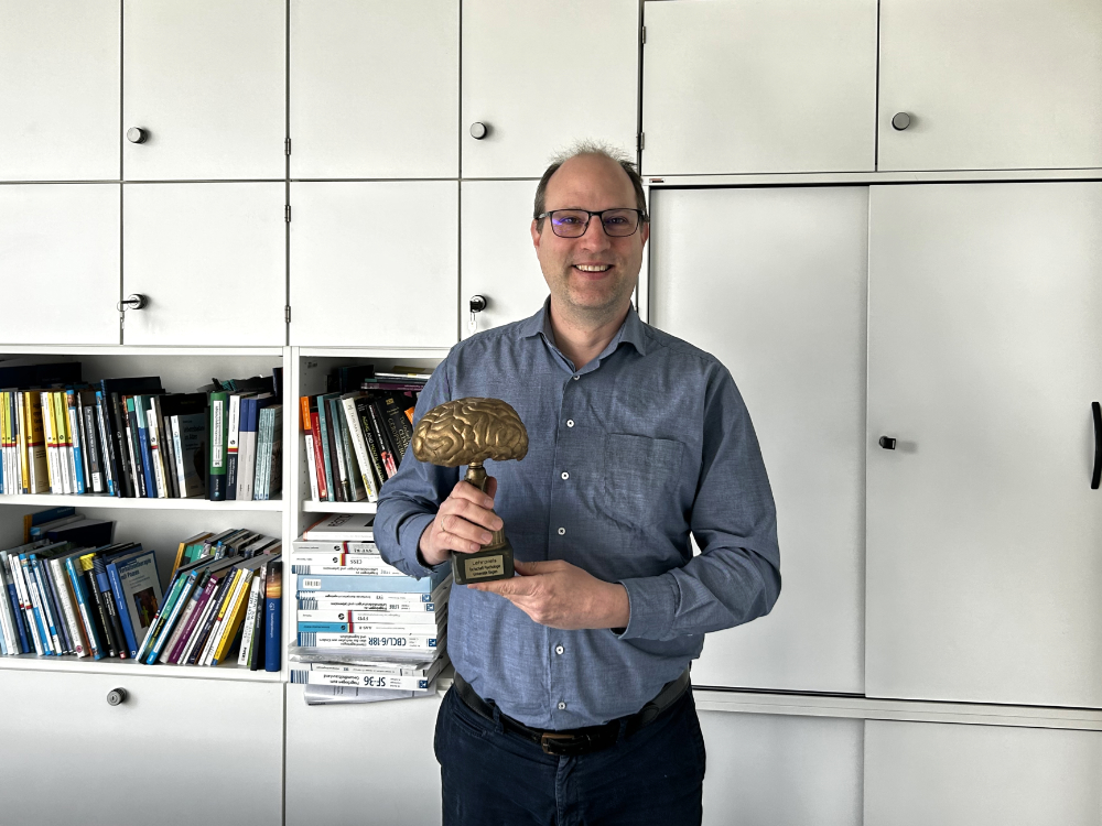 Prof. Dr. Simon Forstmeier erhält den Wanderpokal des Lehrpreises im Wintersemster 2022/2023, vergeben durch den Fachschaftsrat Psychologie